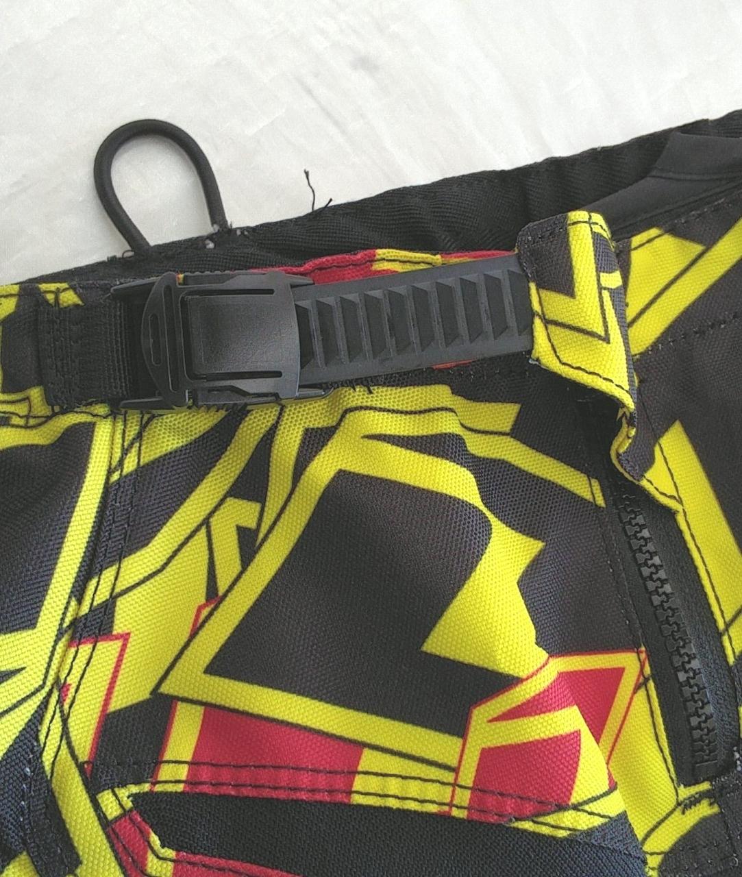 ウエスト調節可能