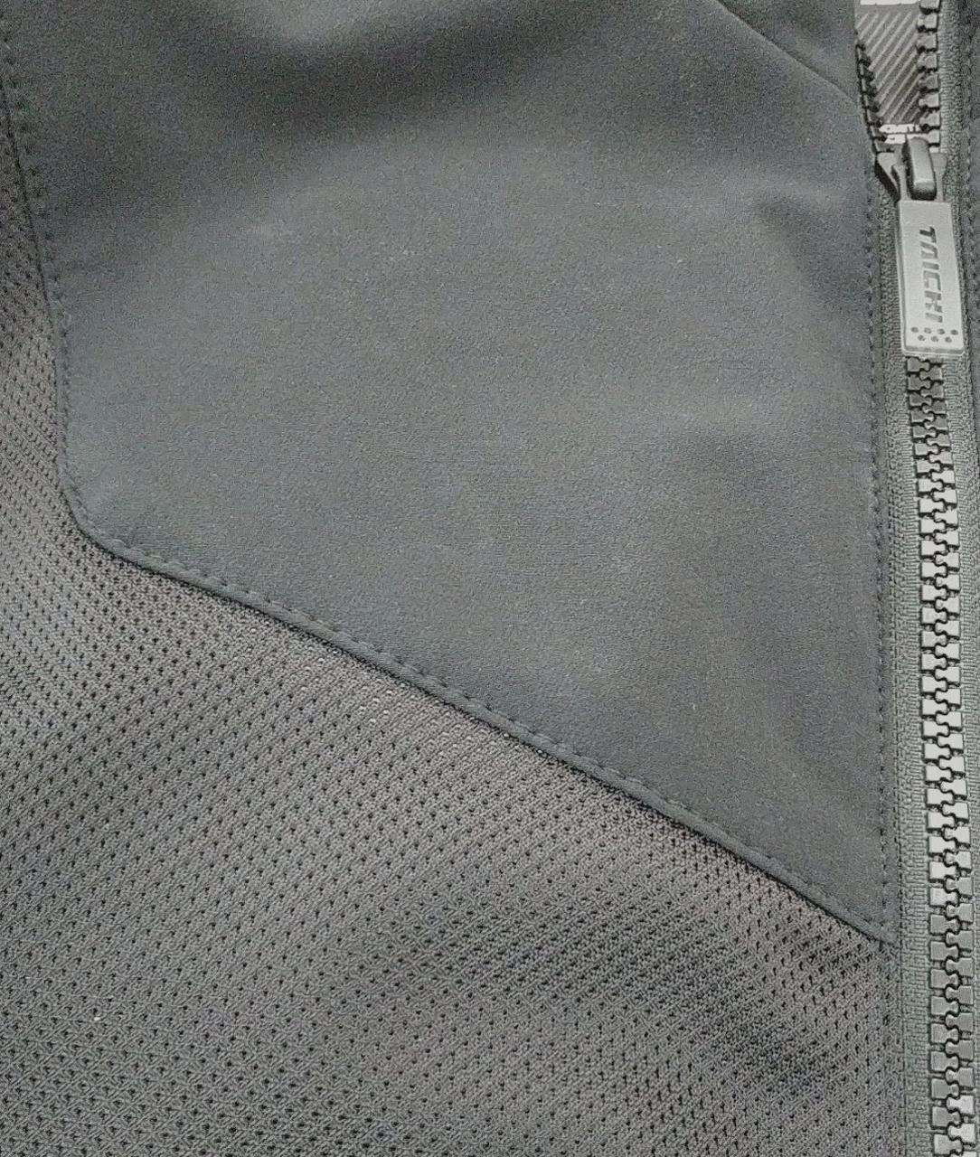 左胸に薄く汚れあり