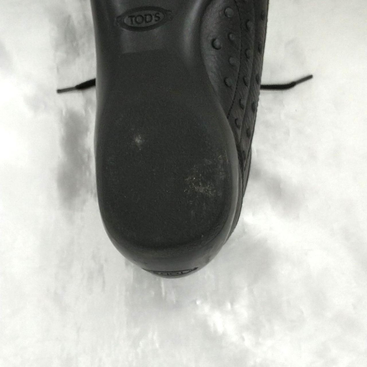 右足裏側の踵部分に汚れあり