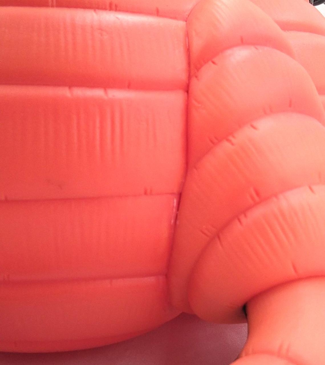 尻尾の付け根部分にも細かな汚れがあります