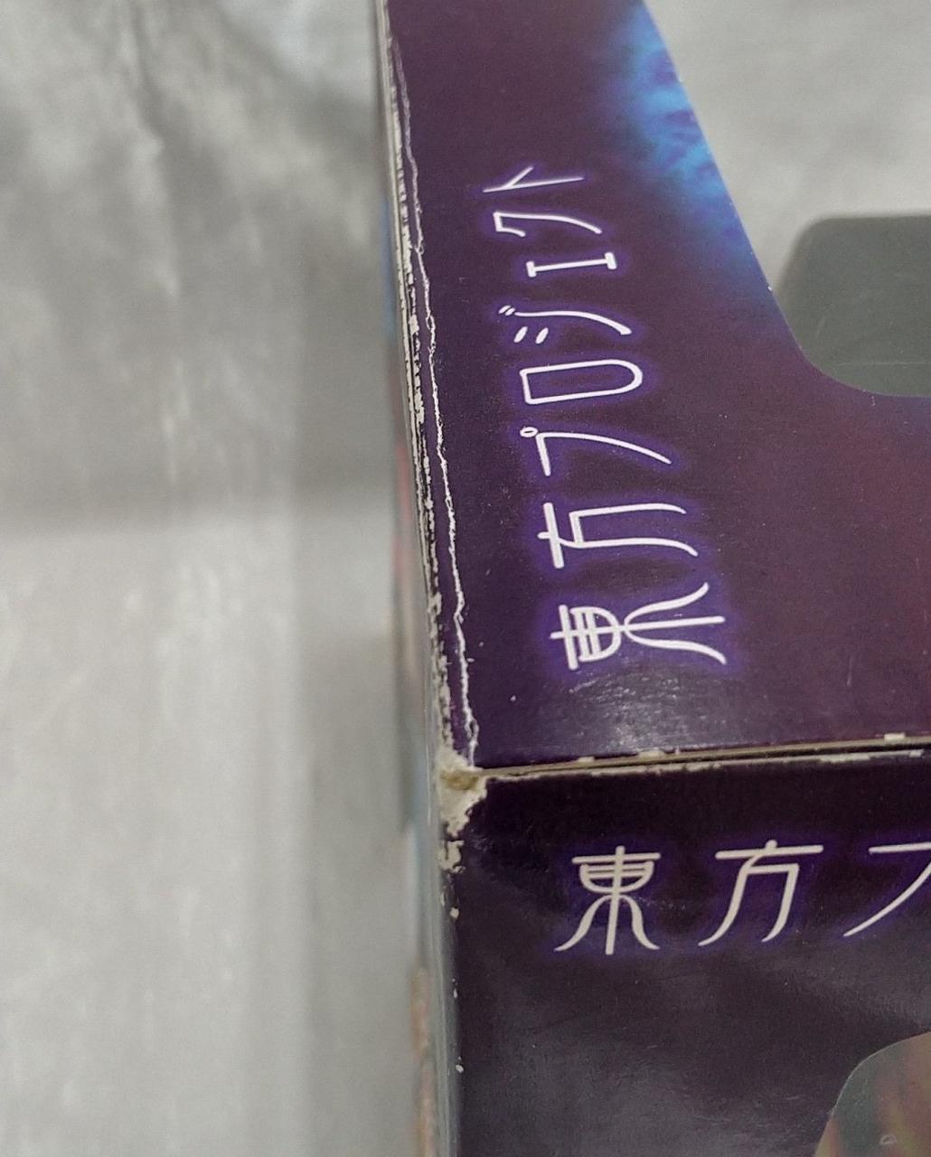 箱の縁にキズがあります。