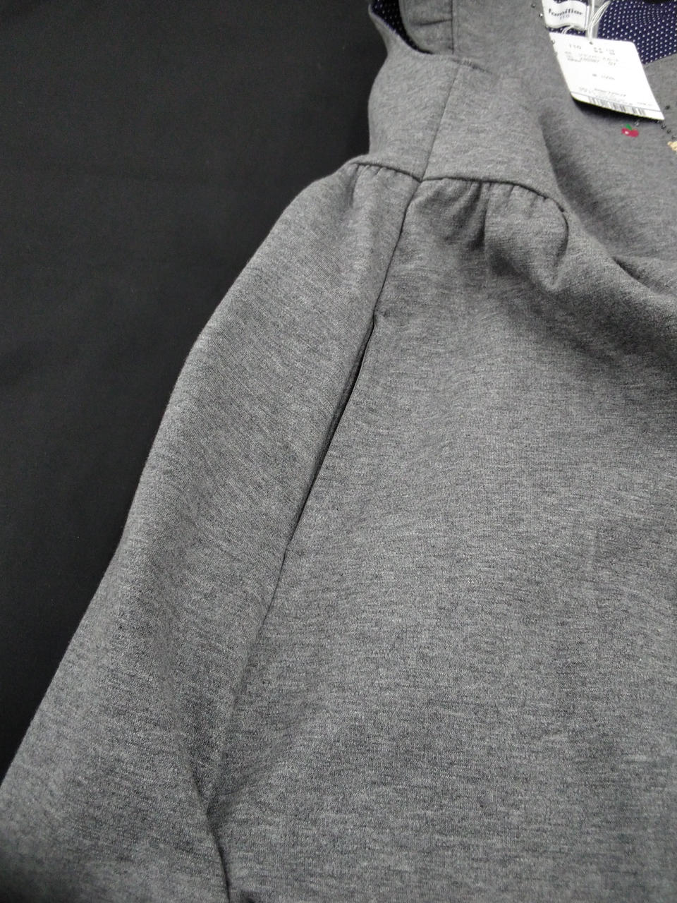 左にポケットあります。