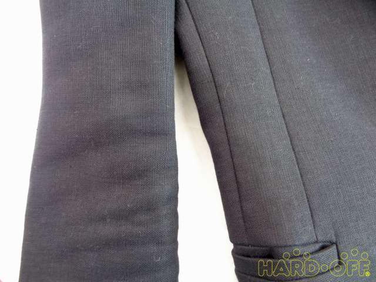 肘の部分にシワがあります。