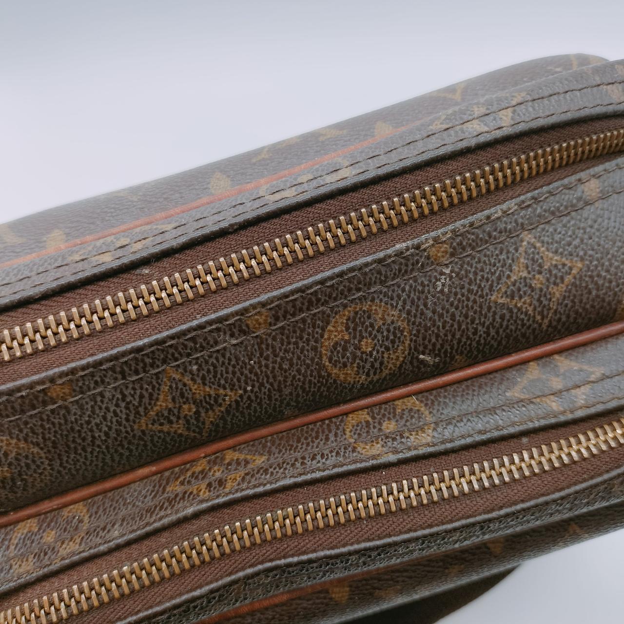 チャック周辺の革に少しベタつき有り