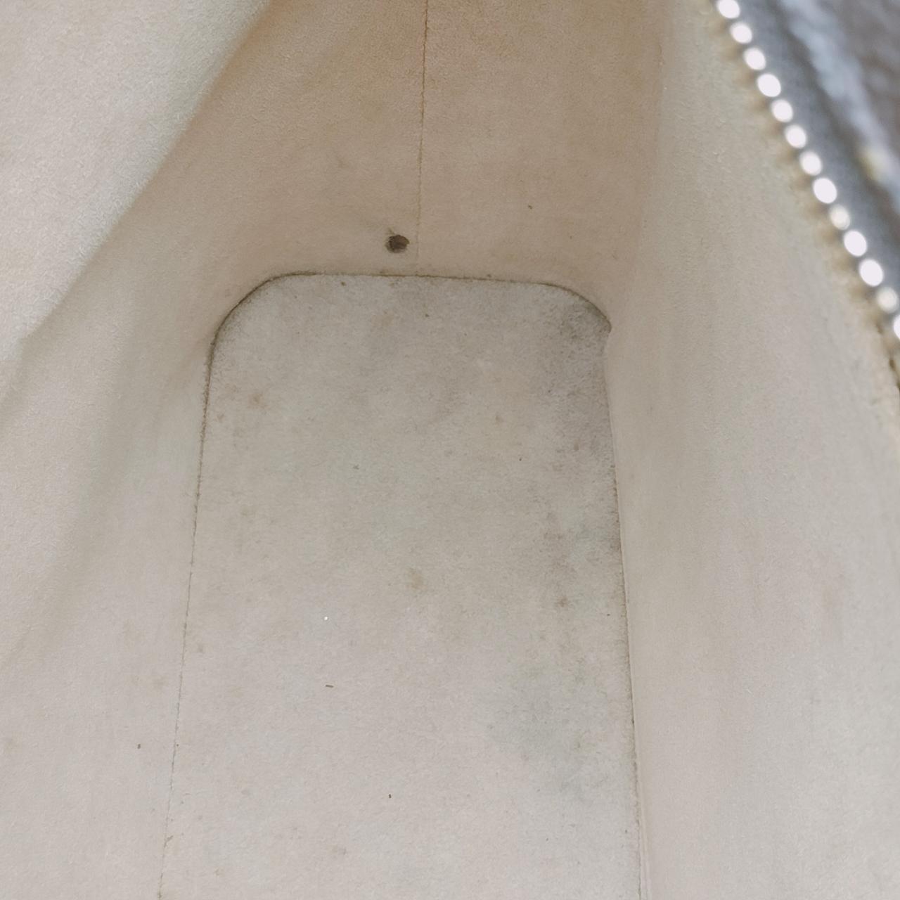 底にヨゴレ有り