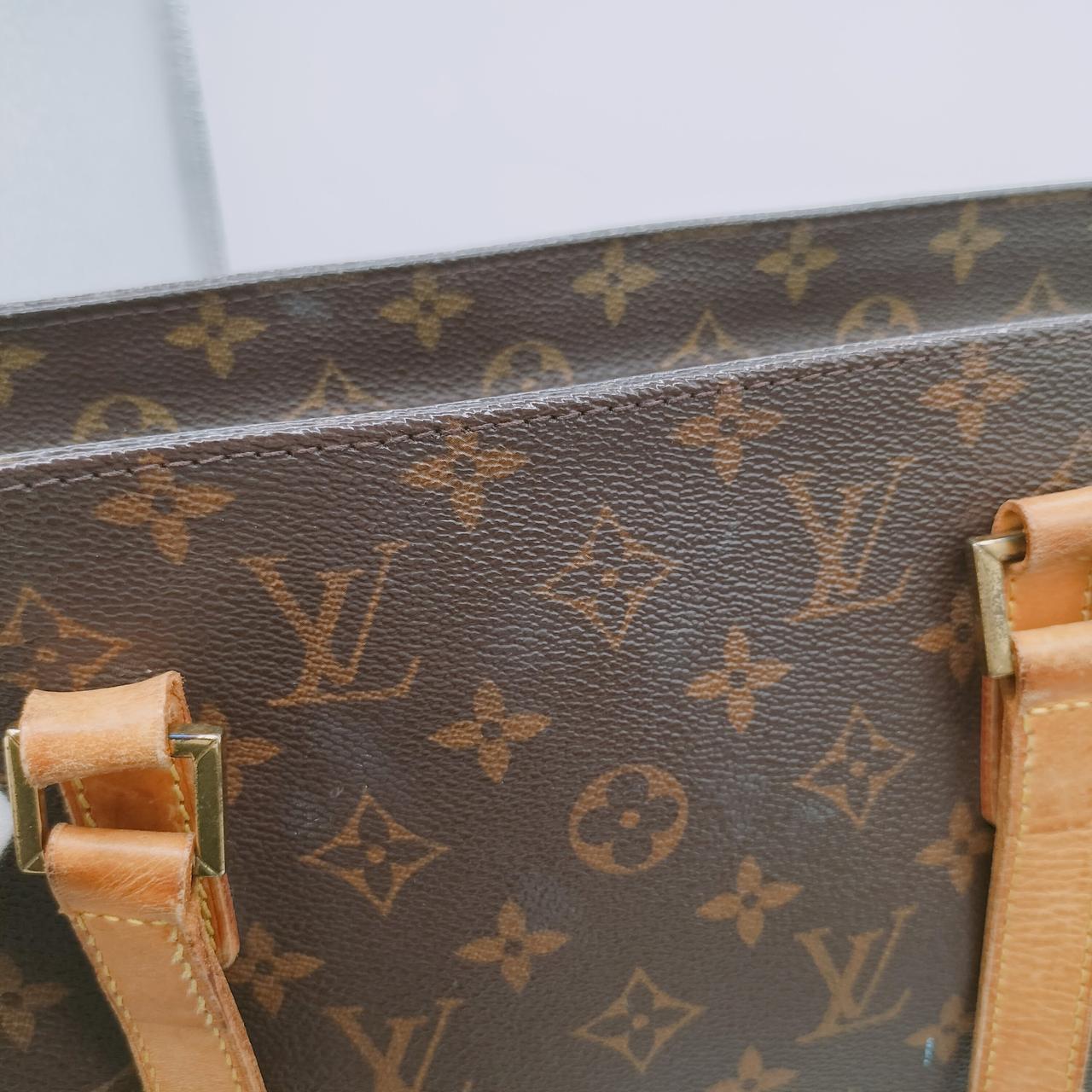 上部真ん中辺りに白いヨゴレ有り