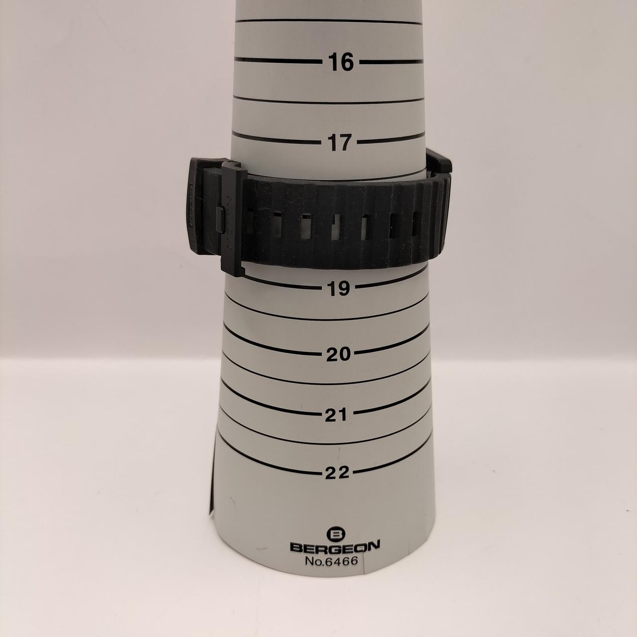 腕周り最大約18.5cm