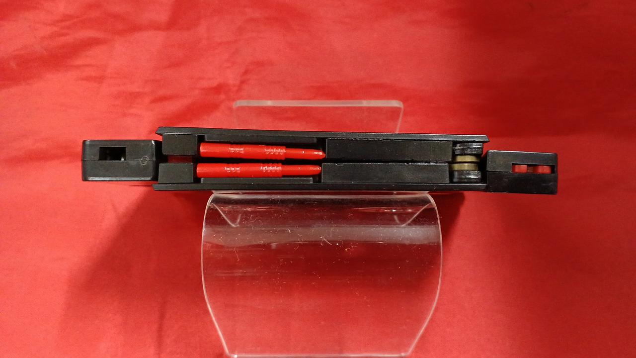 カセットテープ時下部が歪んでおります。