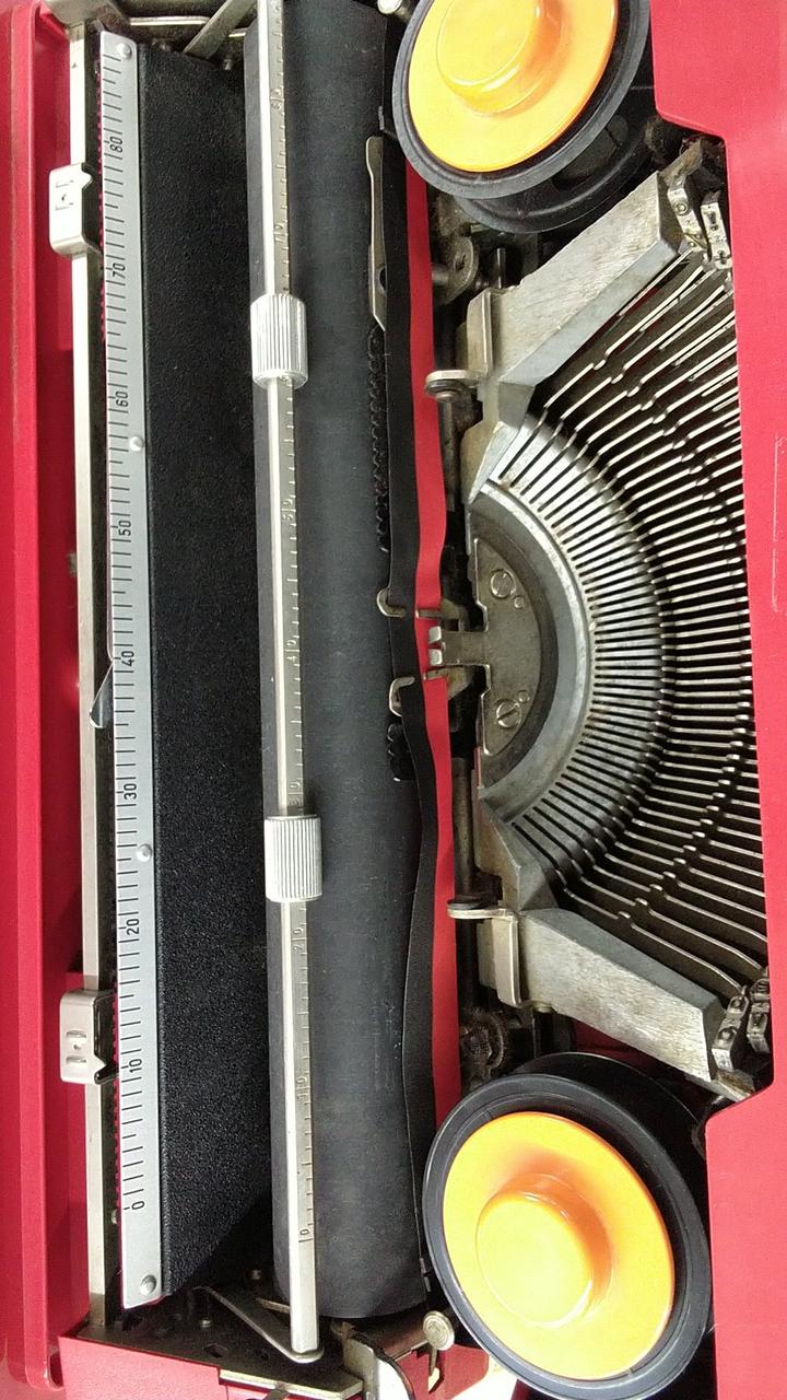 OlivettiLETTERA12タイプライター廃盤お値下げ最終 OlivettiLETTERA12