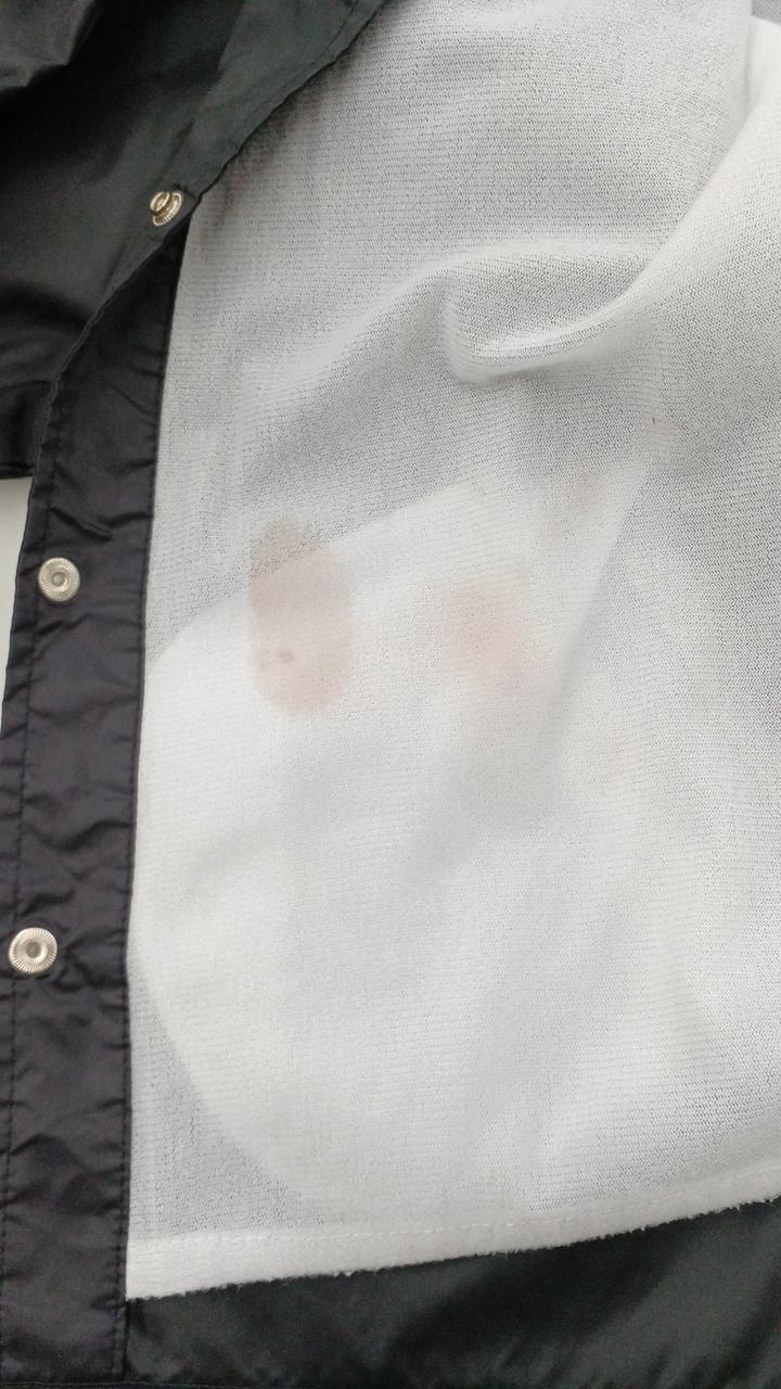 右ポケット内側にシミあり