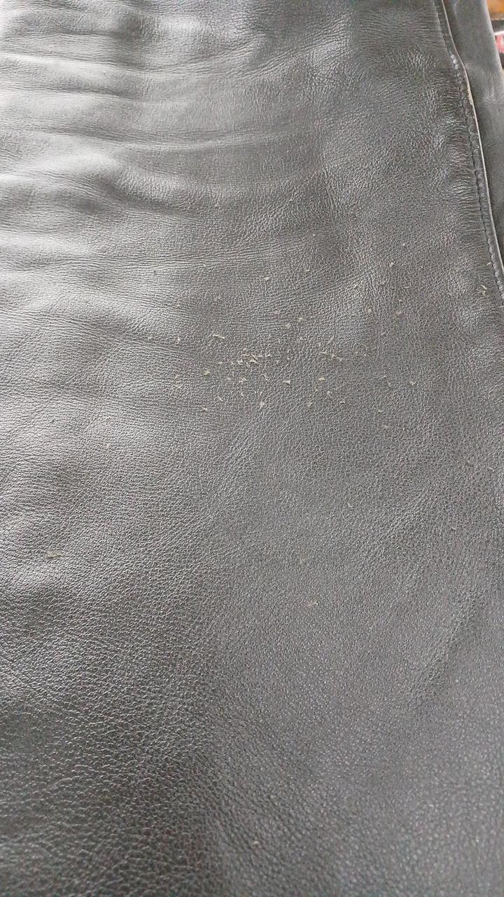 左ふくらはぎ付近毛羽立ちあり