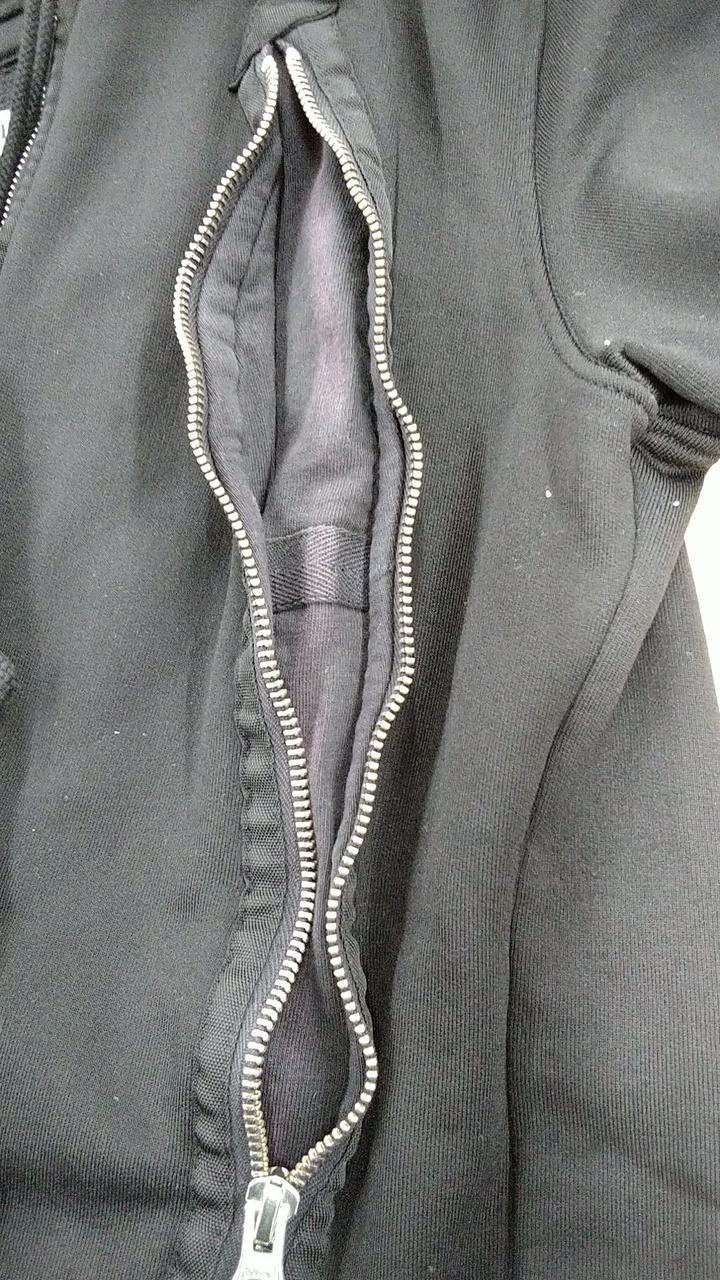 チャック内側色移りあり