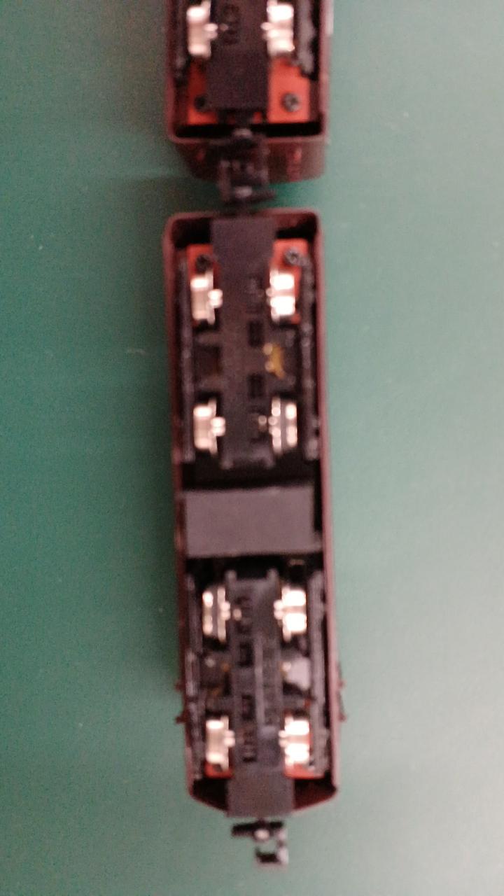 製品は2両とも動力車です。