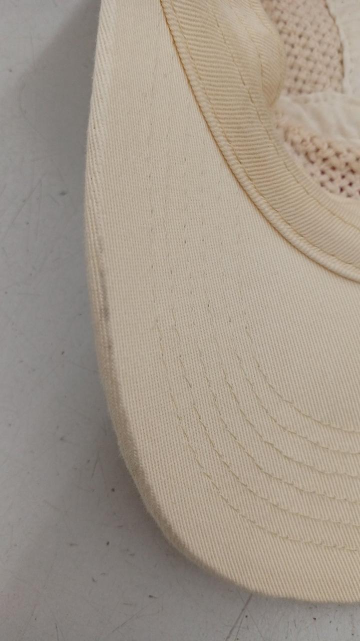 ツバ内側に汚れあり