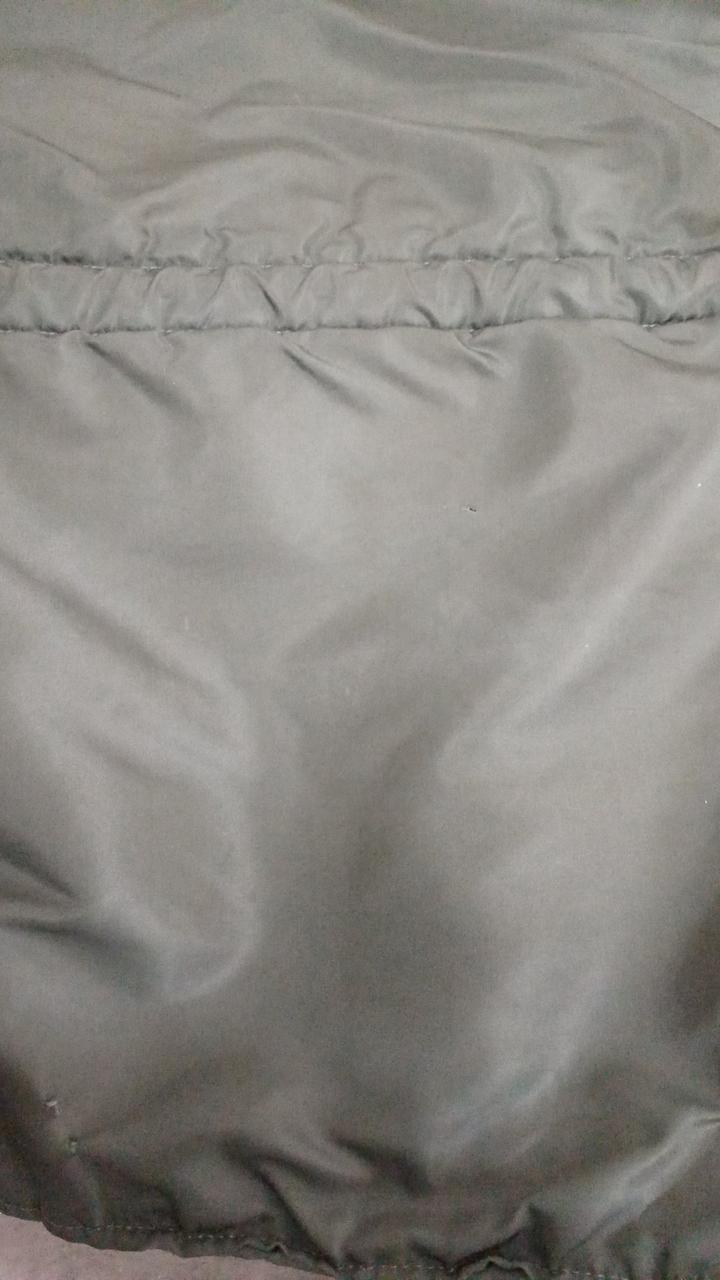 後ろ裾付近にキズあり