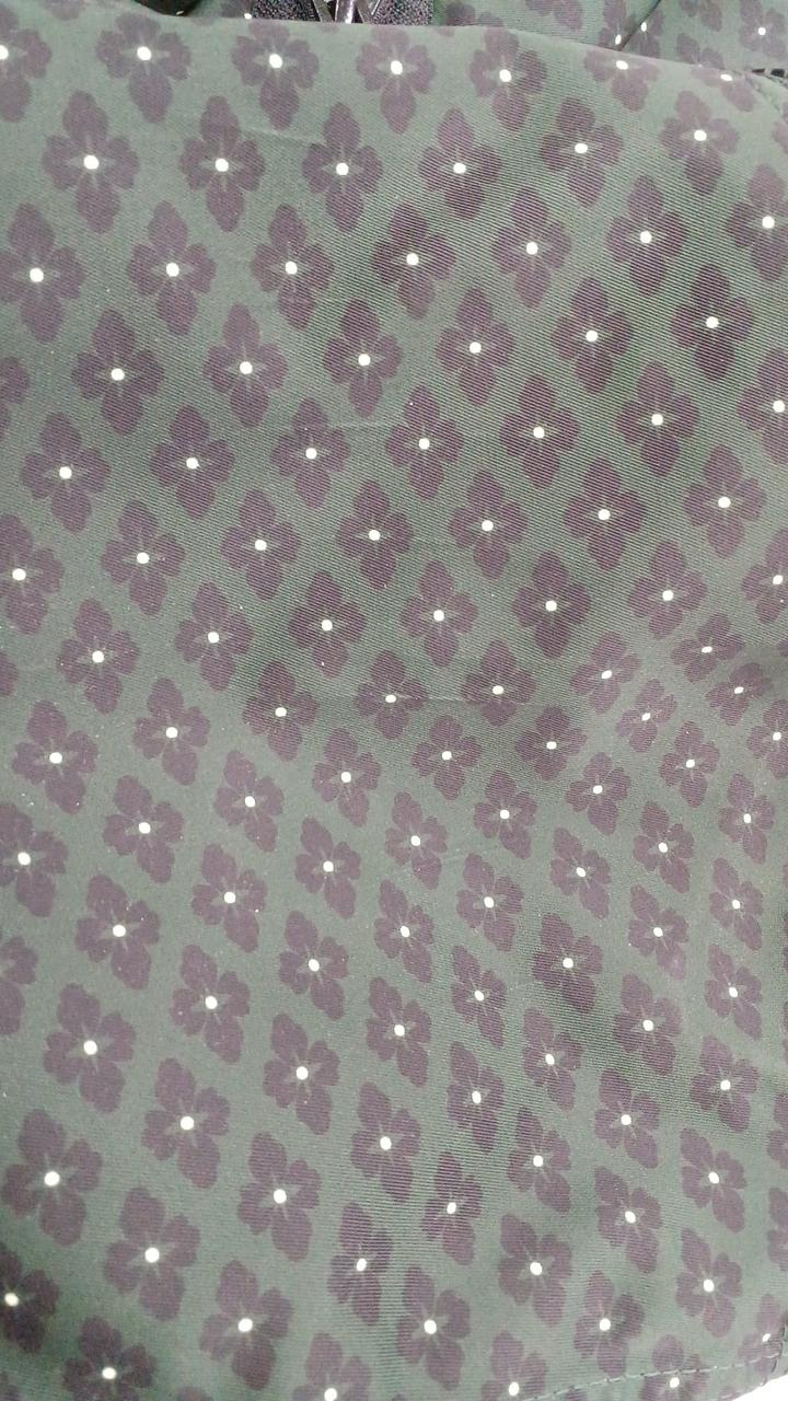 左袖にシワあり