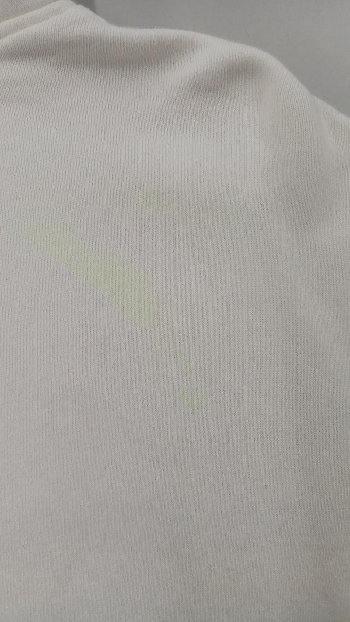 右肩の後ろに色移りあり