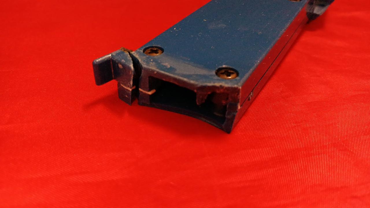 破損部に接着跡、プラバンを挟んだ跡有り