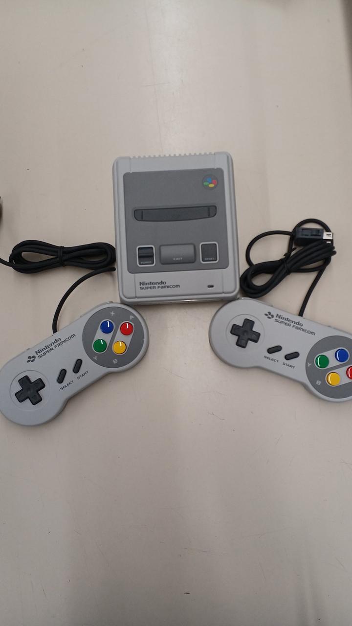 ほぼ未使用　Nintendo ゲーム機本体 ニンテンドークラシックミニ　美品 ほぼ未使用 Nintendo ゲーム機本体 ニンテンドークラシックミニ 美品