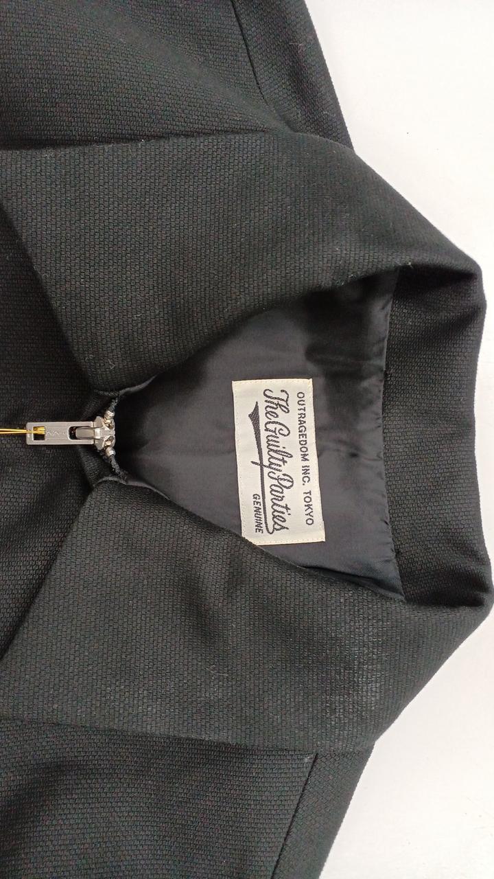 エリに白い汚れあり