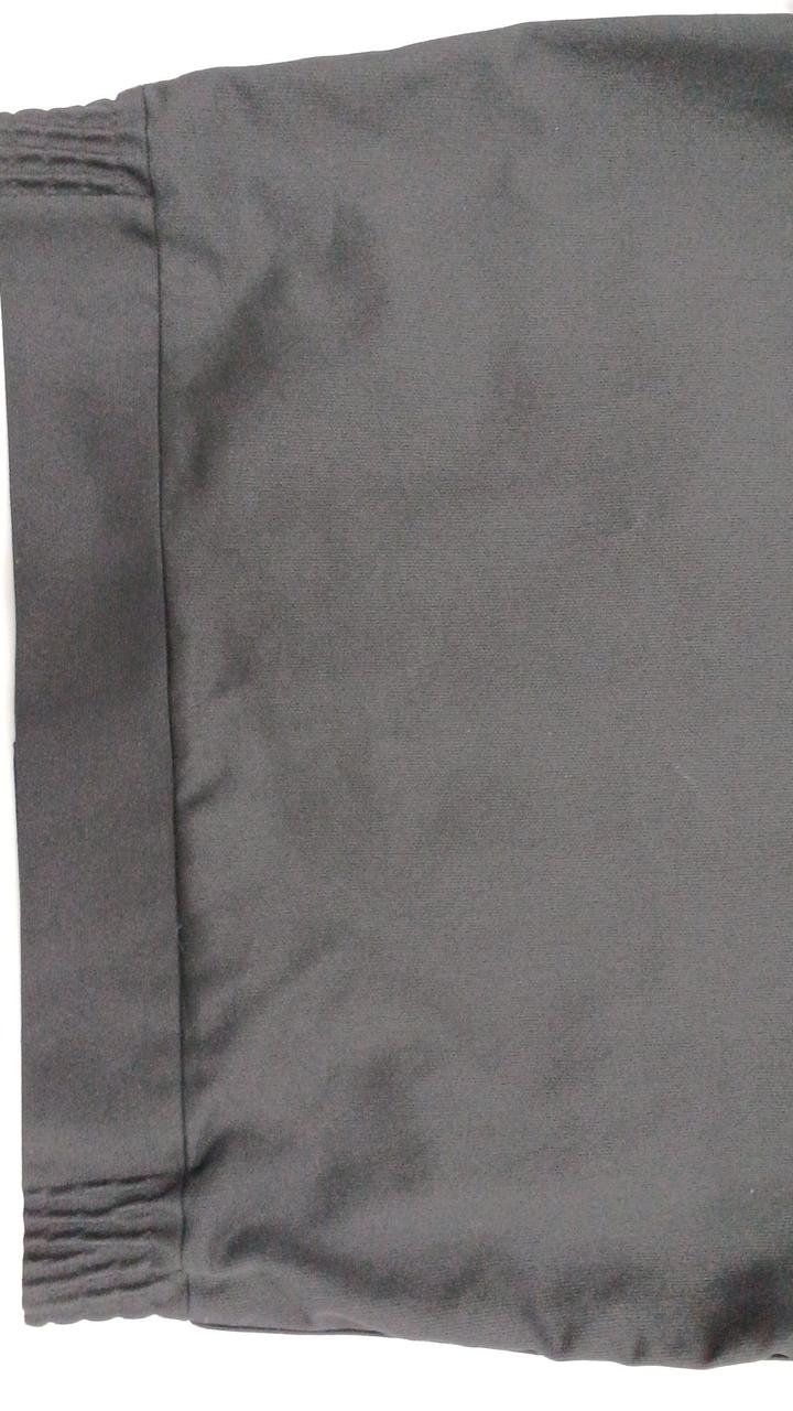 背中に薄いスレ跡あり