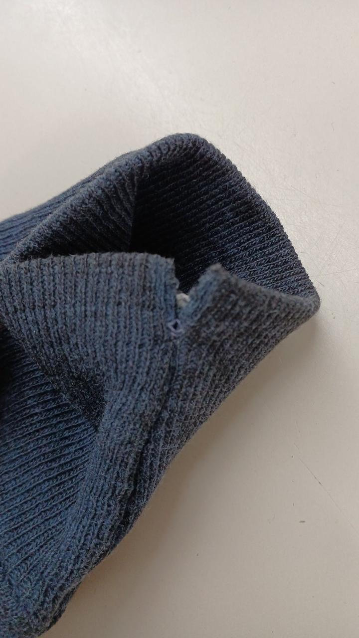 左袖に破れ有り