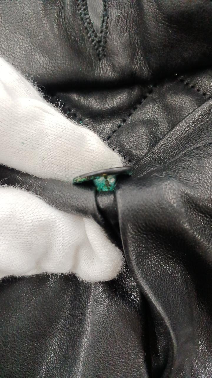 左ポケット　ボタンにサビあり