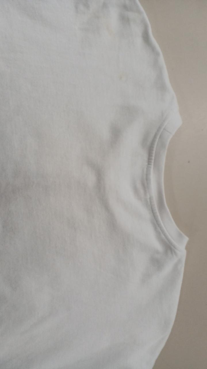 左肩後ろに汚れあり