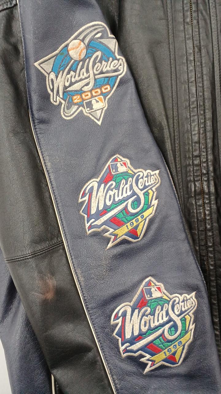 右袖に赤いよごれ