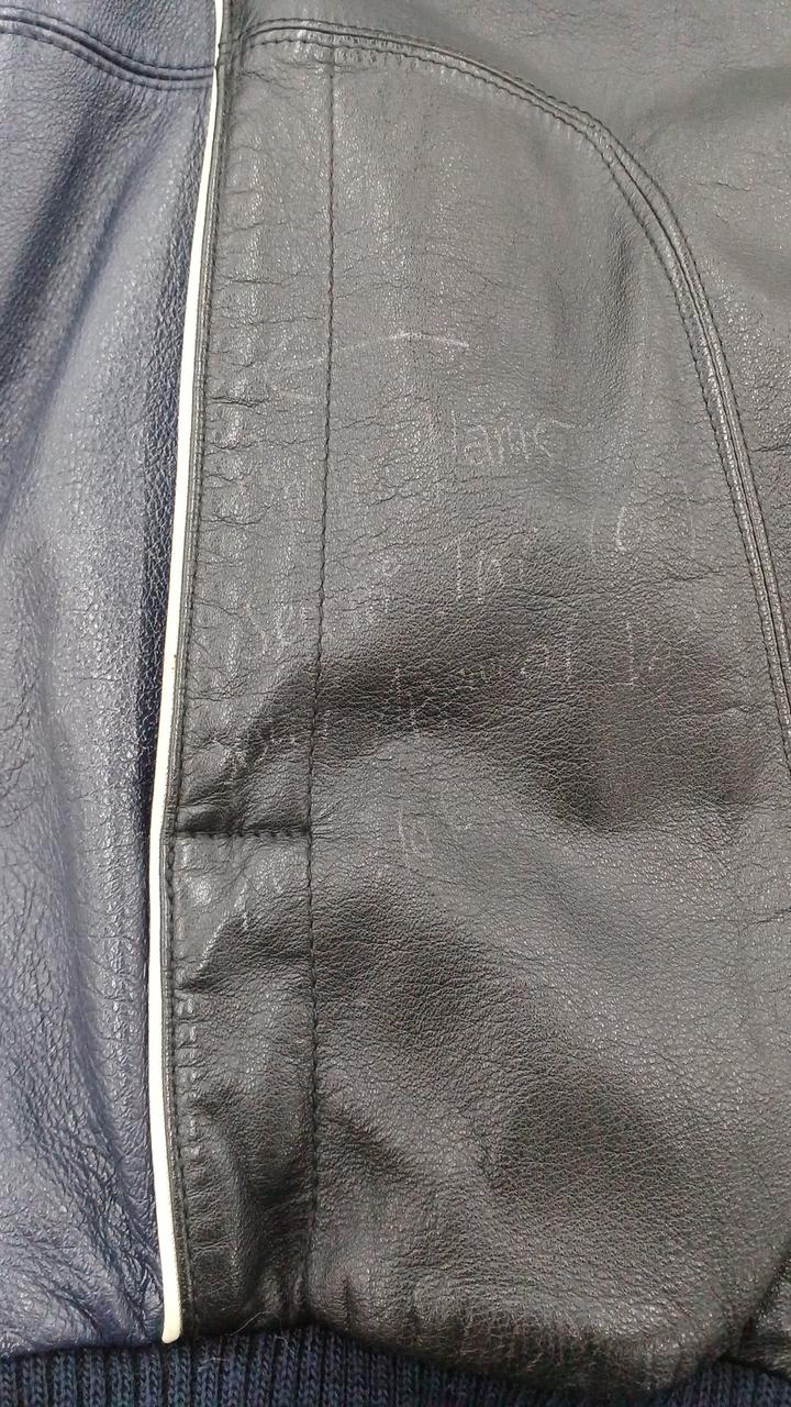 右ポケットに薄く文字あり