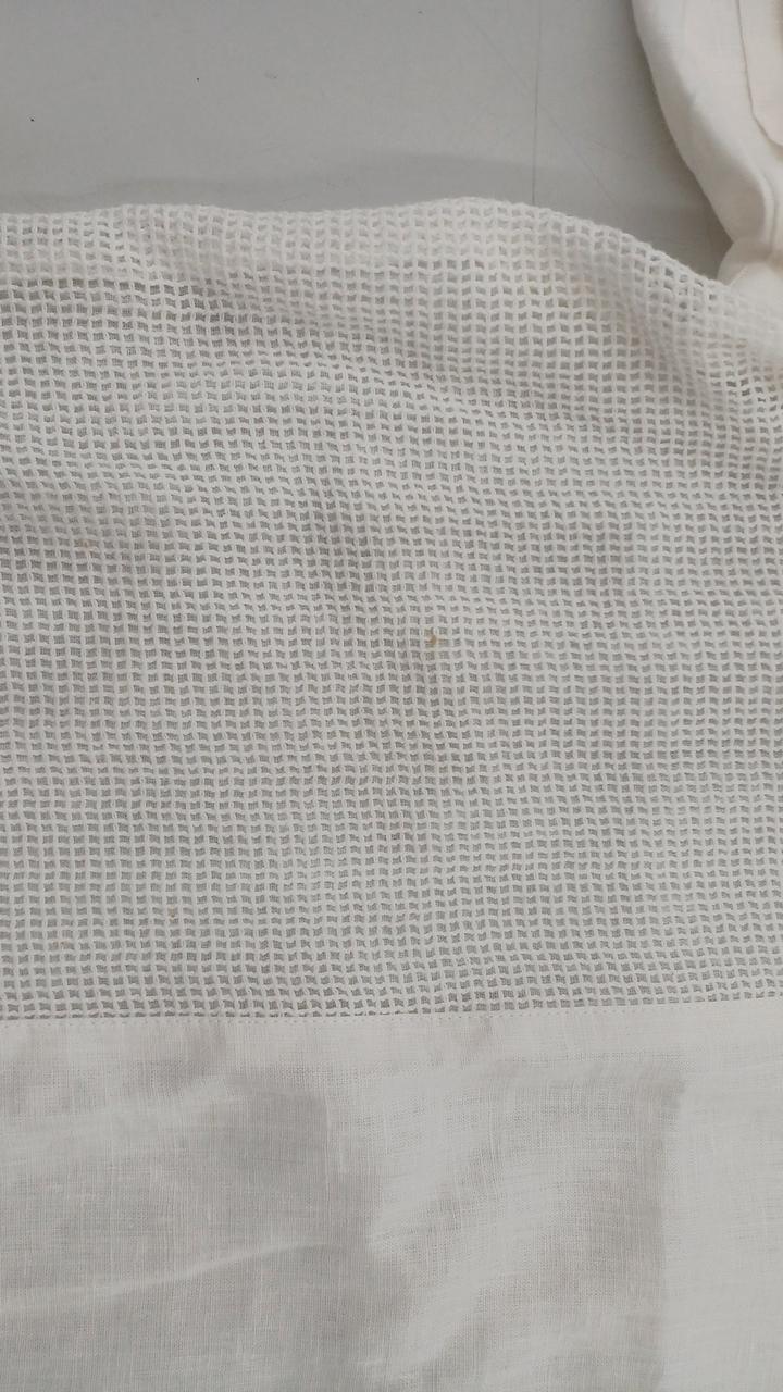 前面、右腹付近に茶色い小さな汚れあり