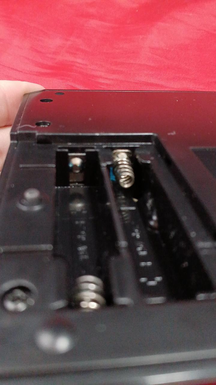 端子奥の青い部分が液漏れになります