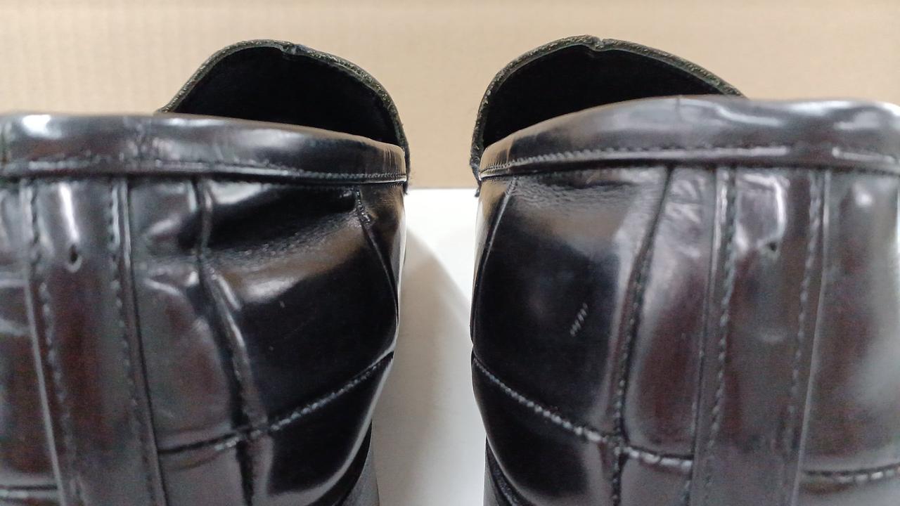 両かかとに穴あり