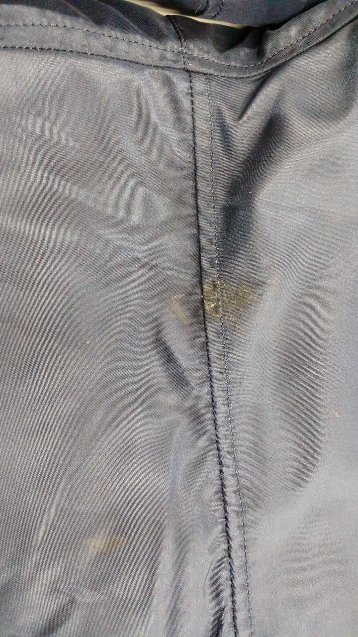 右足後ろ側に汚れあり