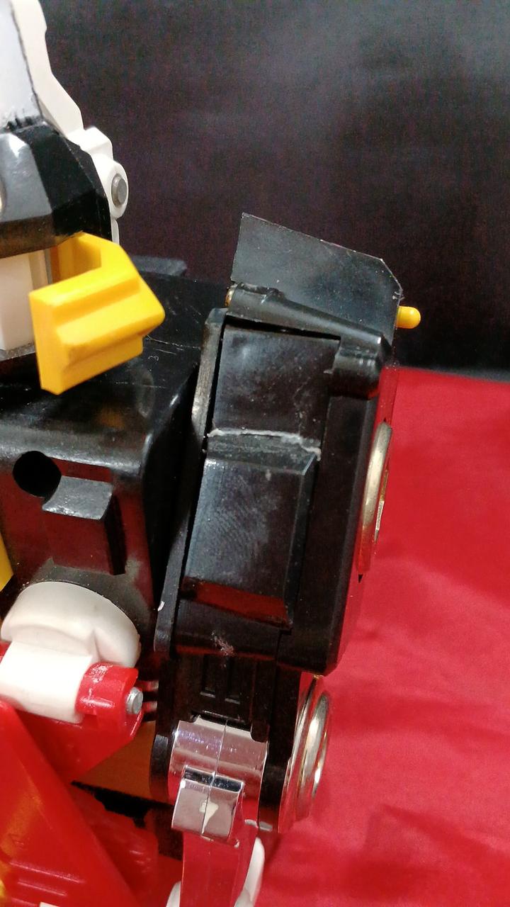 破損跡
ヒンジ付近のため変形に難あり