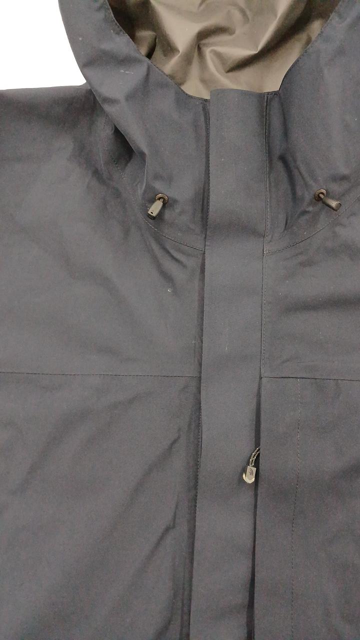 胸元に汚れあり