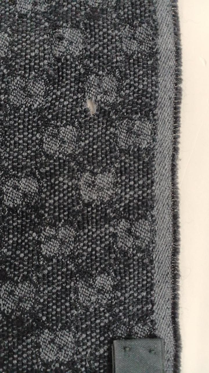 5mmほどの穴(破れ)あり