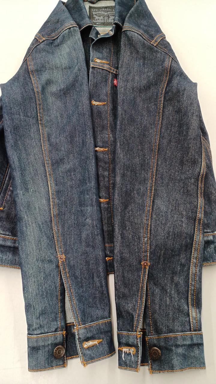 右袖に色あせあり