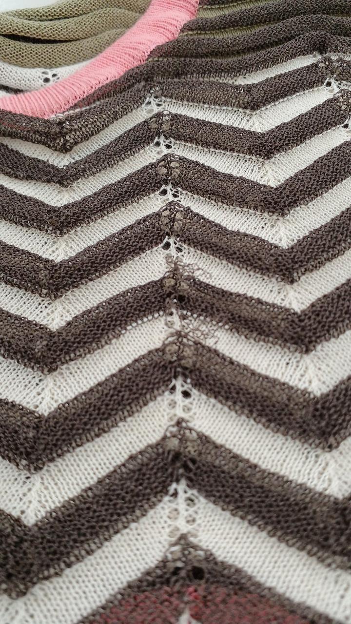 前面左胸辺りに糸ツレあり