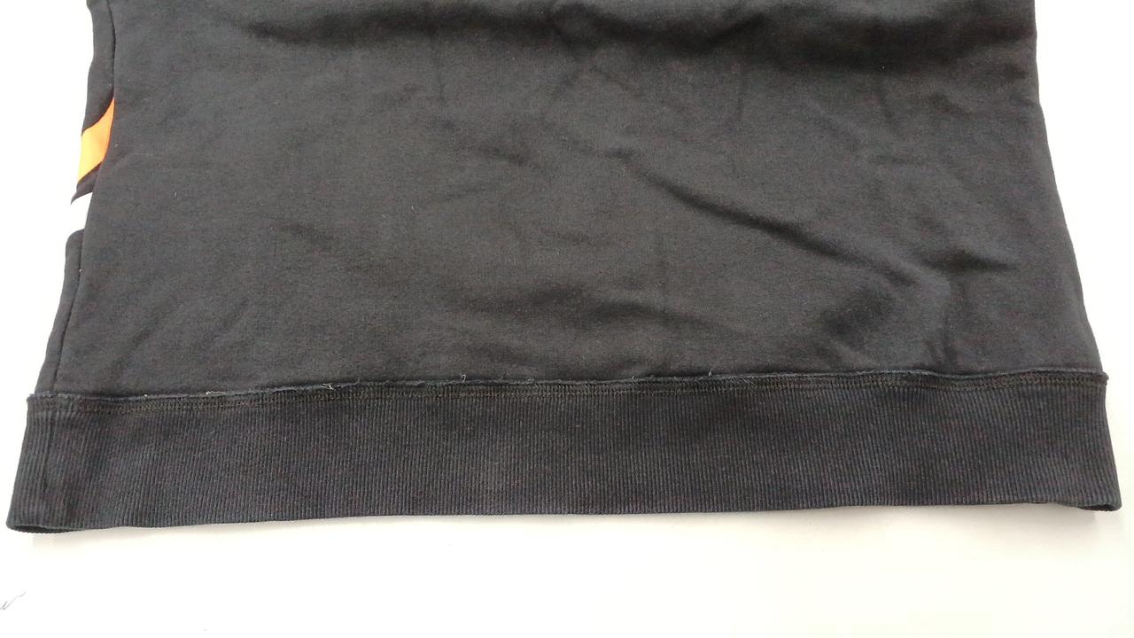 裾切り替え部分に糸(ゴム)
ほつれあり