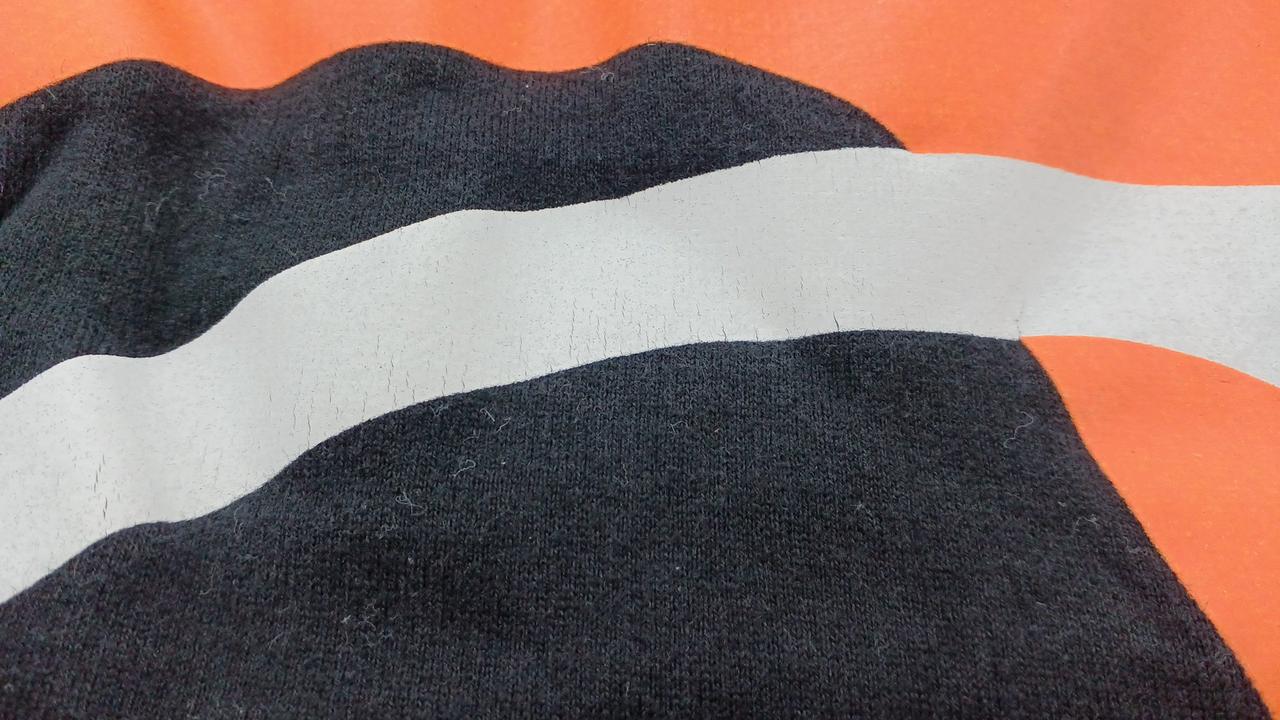 ロゴに少し亀裂あり