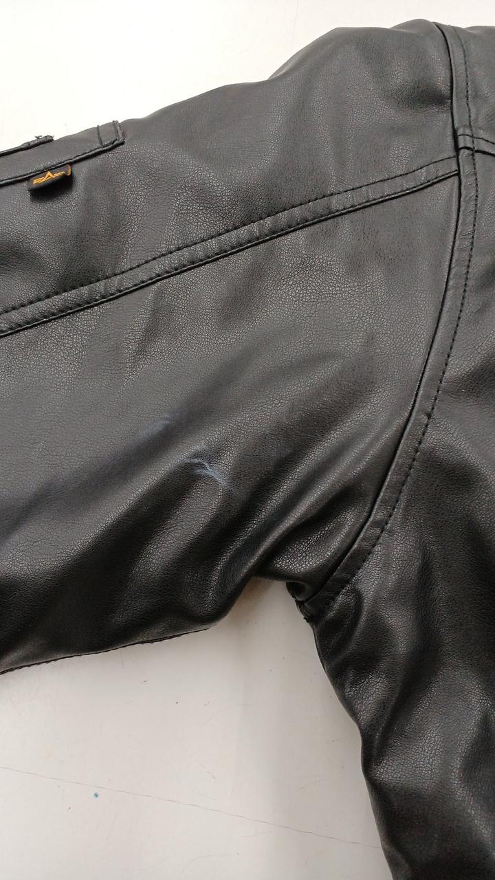 左脇裏側に白い汚れあり