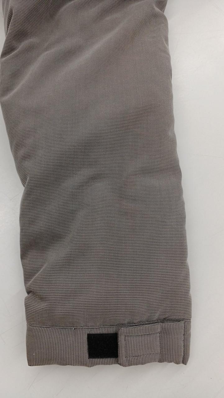 右袖に薄いピンク色の着色あり