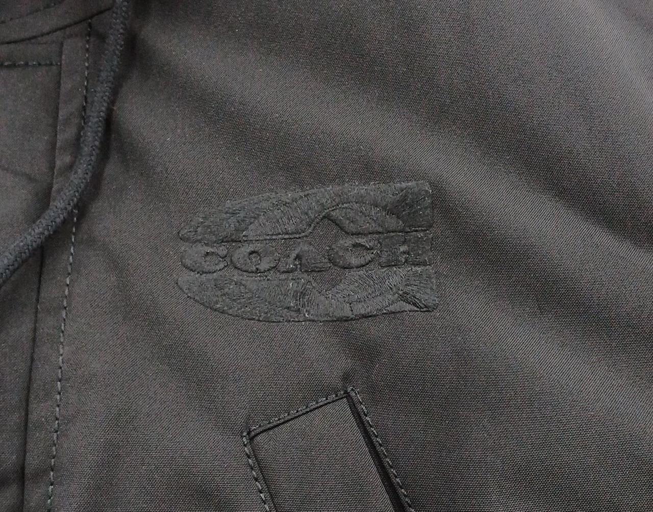 ロゴ刺繍部分に若干の毛羽立ちあり