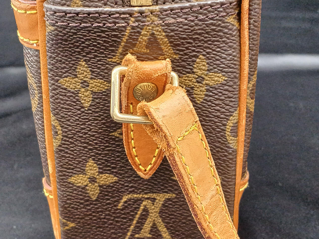 ストラップにダメージあり。