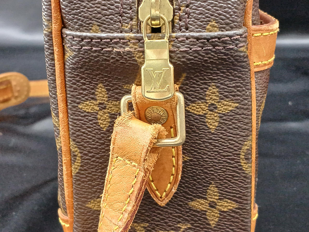 ストラップにダメージあり。