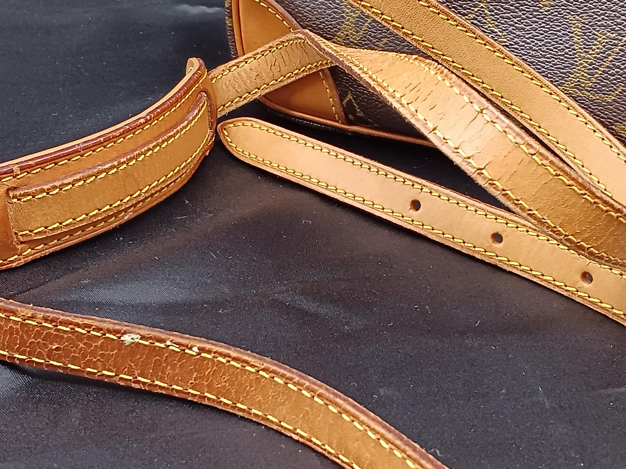 ストラップにダメージあり。