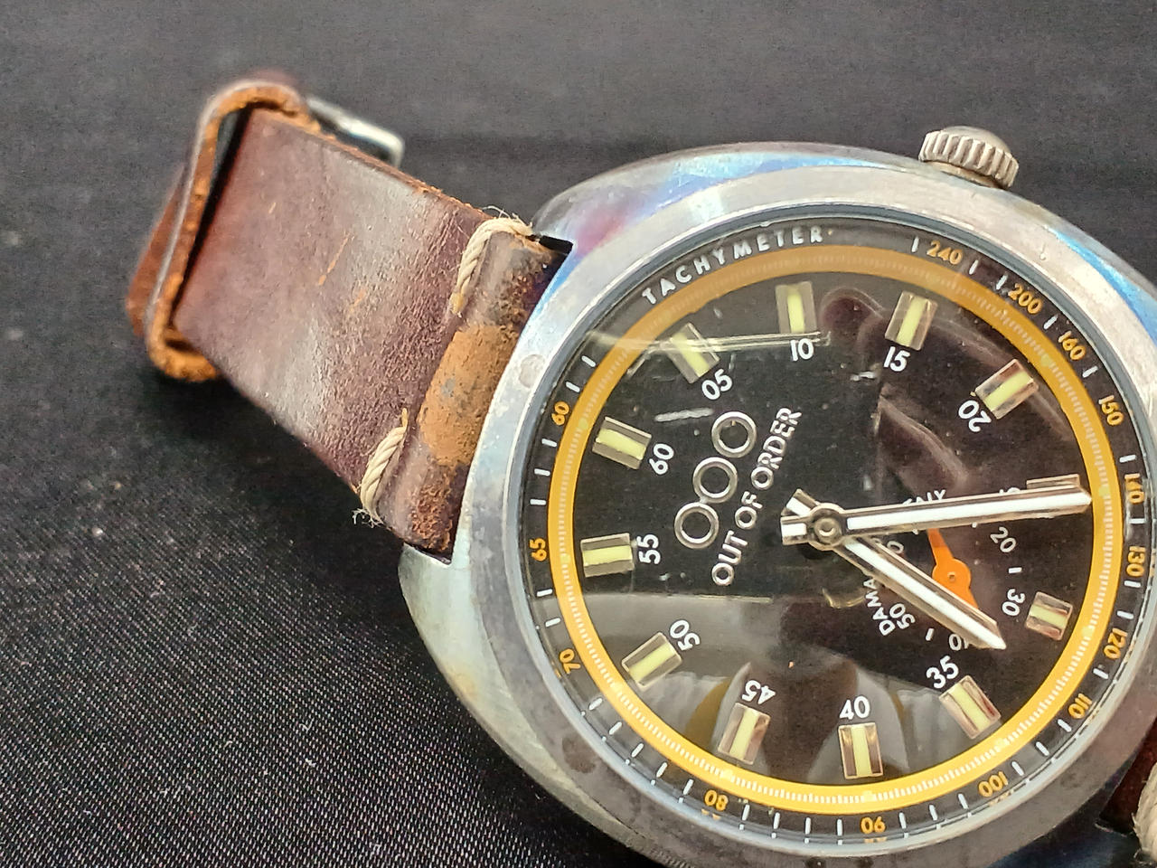 風防右上のOの上辺りにキズ。