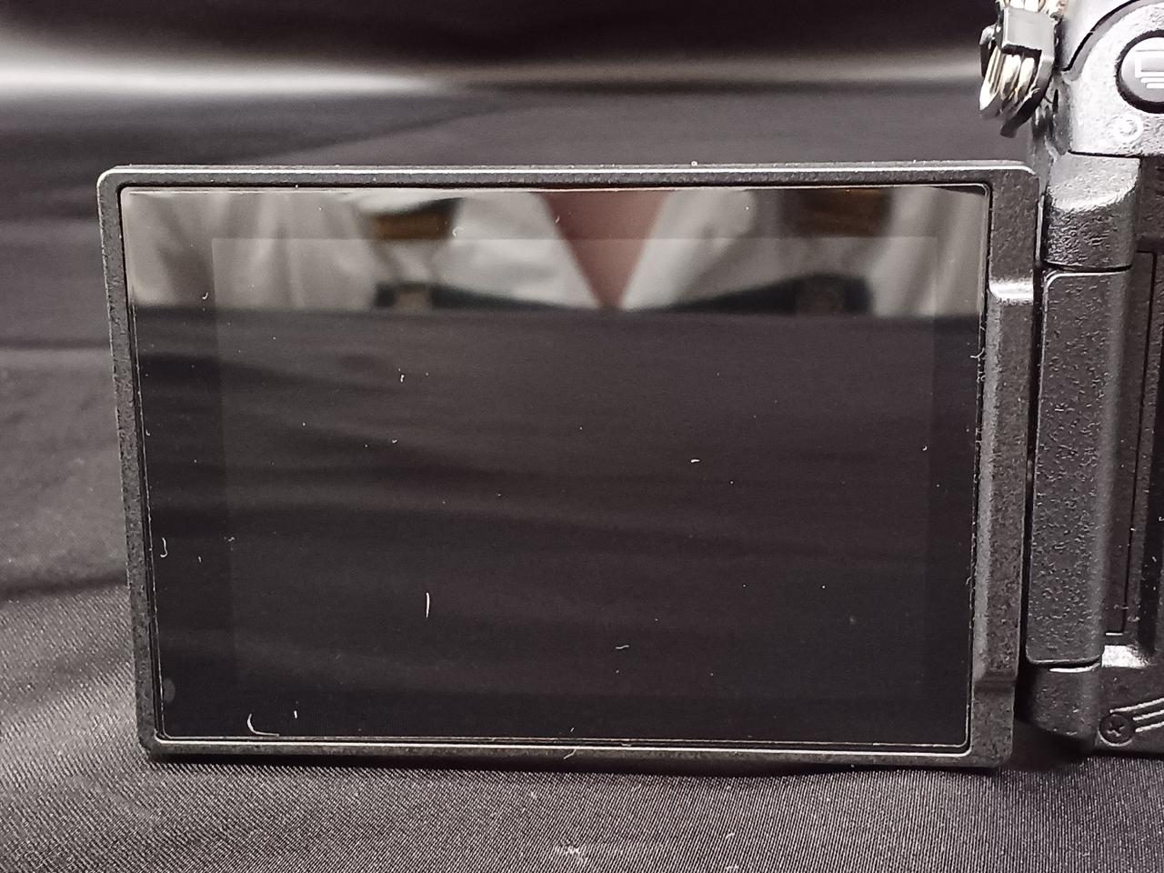 保護フィルムに少々キズあり。