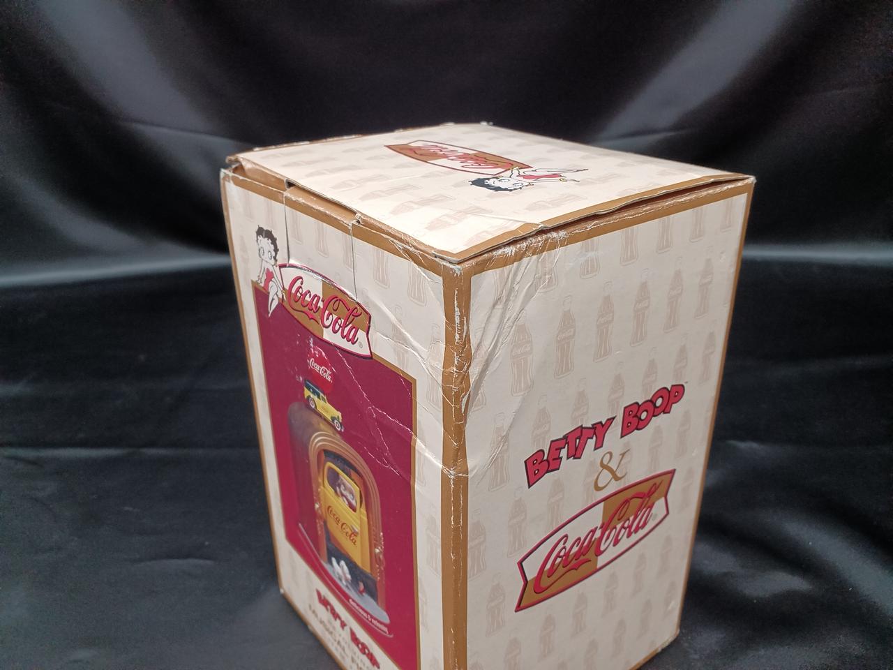 箱にダメージあり。